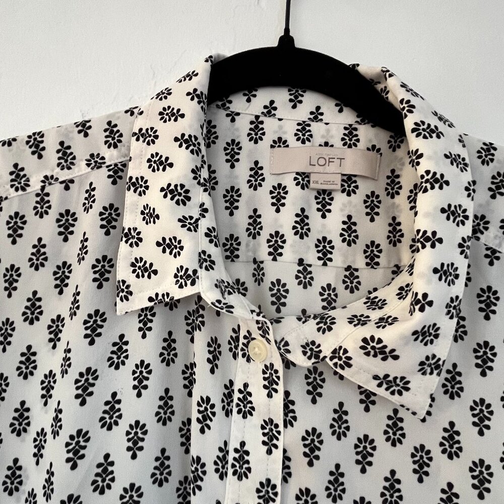 Loft Long Sleeve White and Black Patteren Button Down XXL